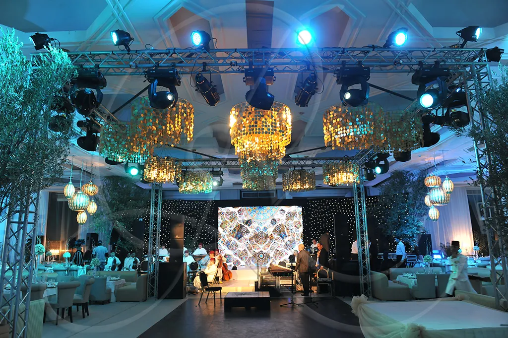Scénographie de gala, faisceaux lumineux et estrade, grande réception, Rahal Maître Traiteur
