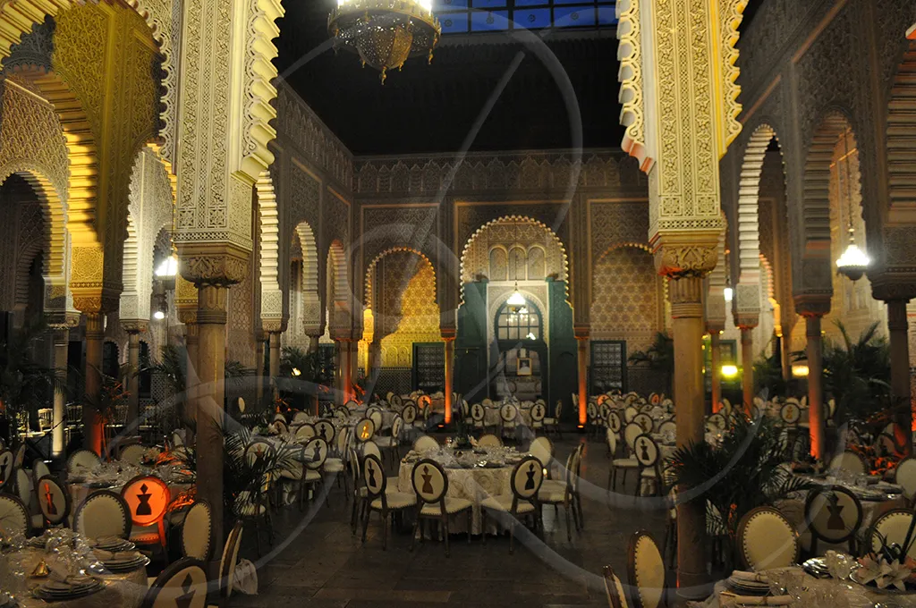 Dîner d'apparat sous arcades, lustres et profondeur somptueuse, Rahal Maître Traiteur